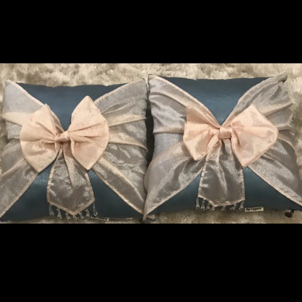 ISO a pair of pillow accent